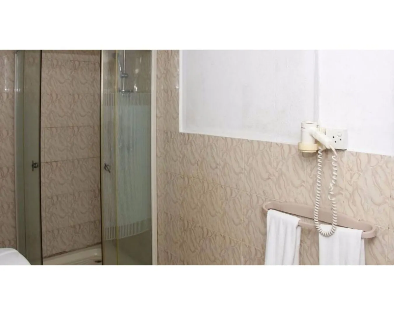 Hotel Vista Rooms Near Negombo Beach 11